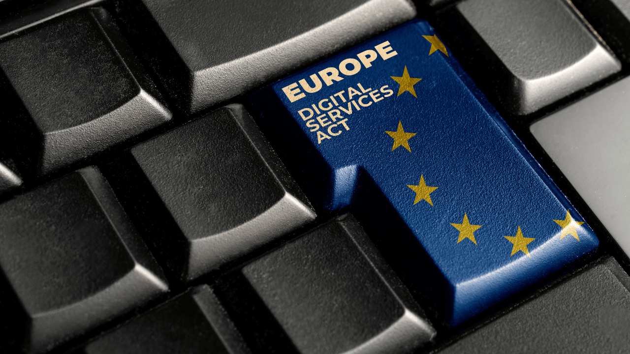 Grafika przedstawiająca klawiaturę komputerową z napisem "Europe: Digital Services Act" w miejscu klawisza Enter