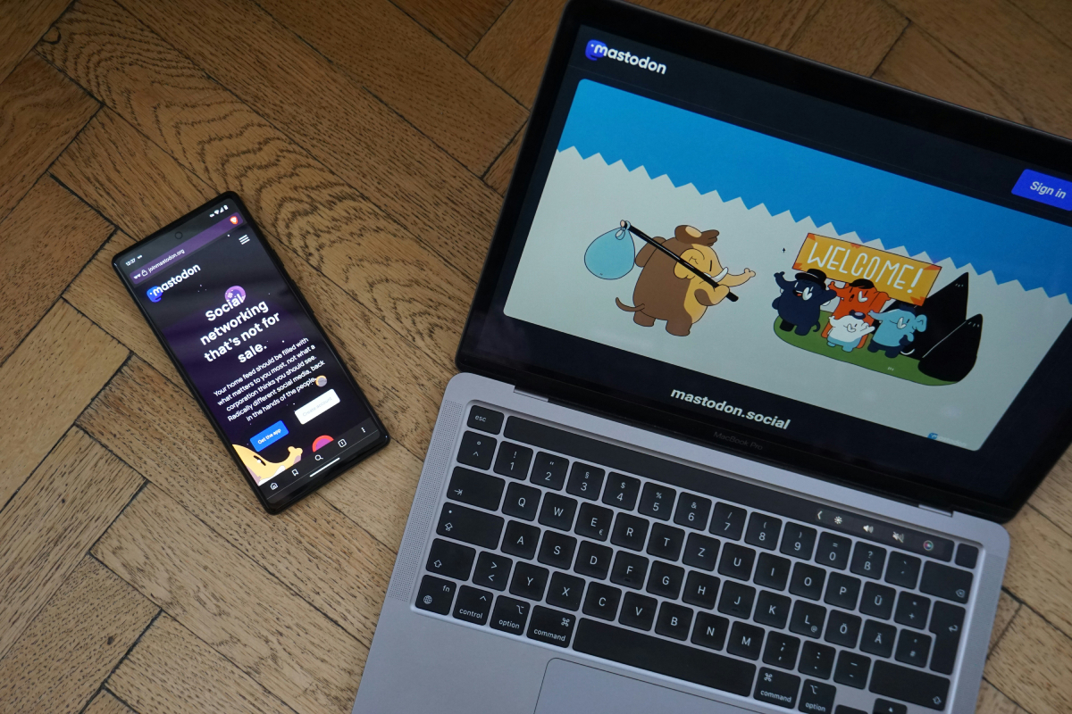 Komputer z otwartą stroną Mastodon