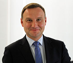 Prezydent Andrzej Duda. Fot. Lukas Plewnia/www.polen-heute.de [CC BY-SA 2.0 (http://creativecommons.org/licenses/by-sa/2.0)], via Wikimedia Commons