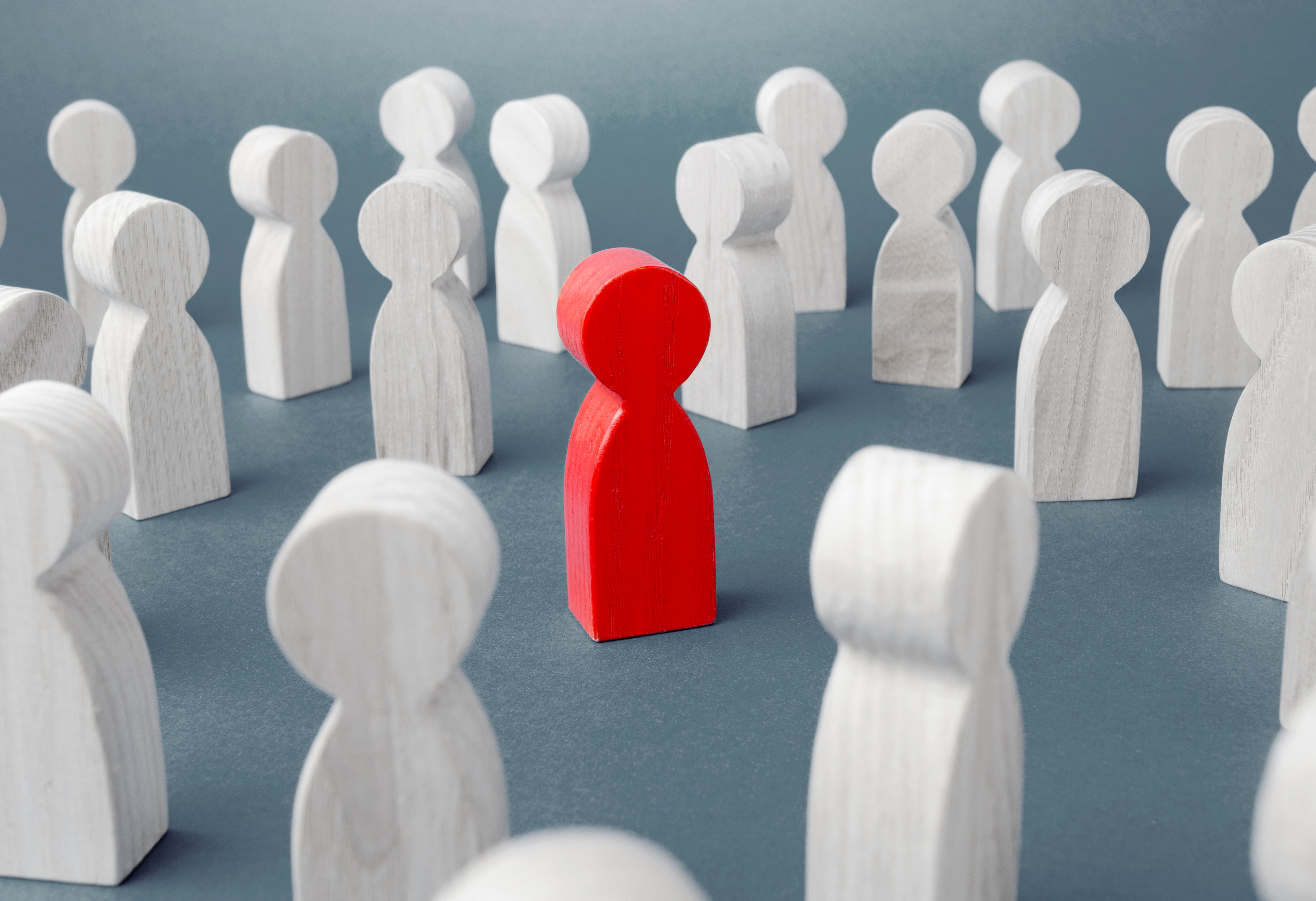 Grafika z czerwoną postacią wśród białych