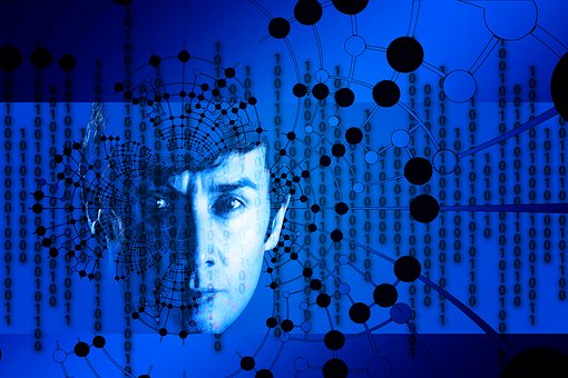 Twarz za ekranem. CC0 Public Domain