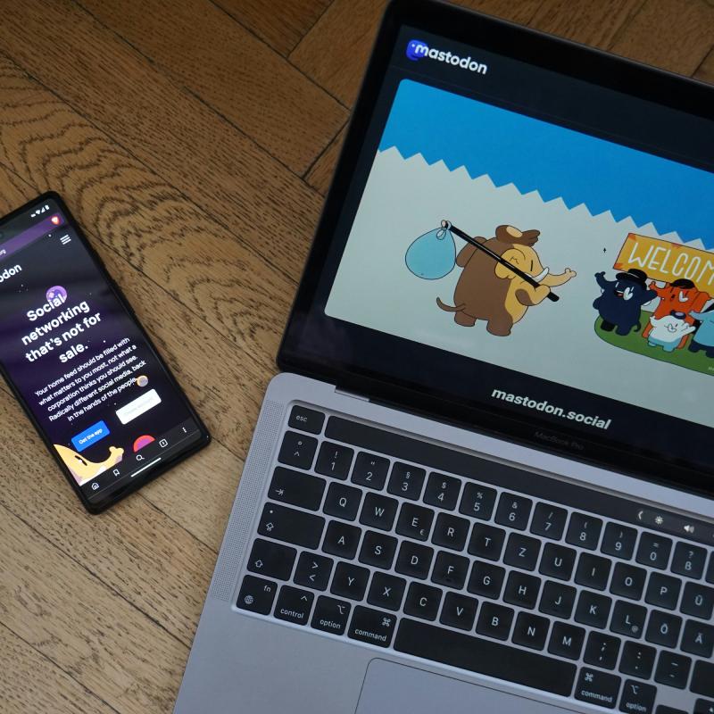 Komputer z otwartą stroną Mastodon