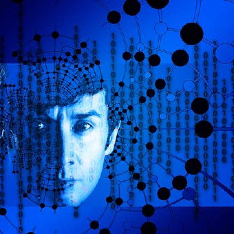 Twarz za ekranem. CC0 Public Domain